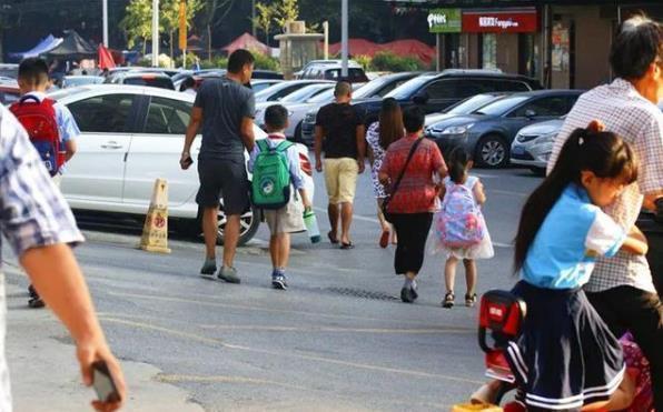 宝妈|幼儿园接娃放学也有“鄙视链”?高收入宝妈只能排底层,太难了