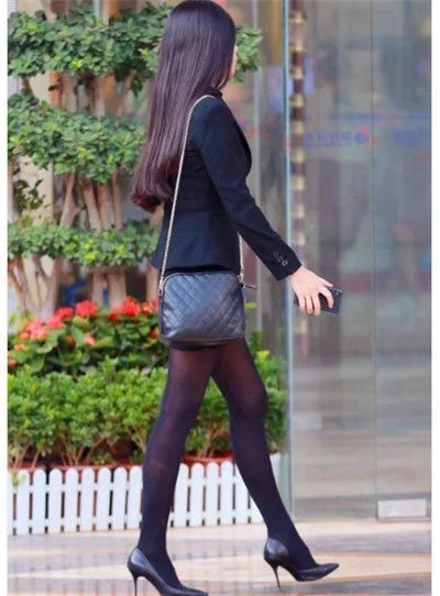 街拍：小姐姐齐肩长发，白色衬衣配牛仔短裤，清纯美好