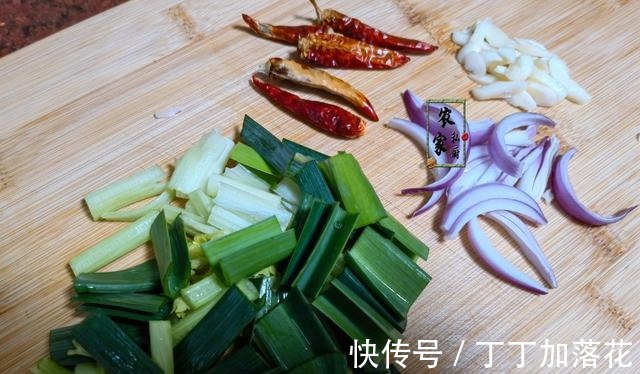 它是淤泥里的宝贝，却洁白如玉，我家一周吃五次，又脆又香真下饭！