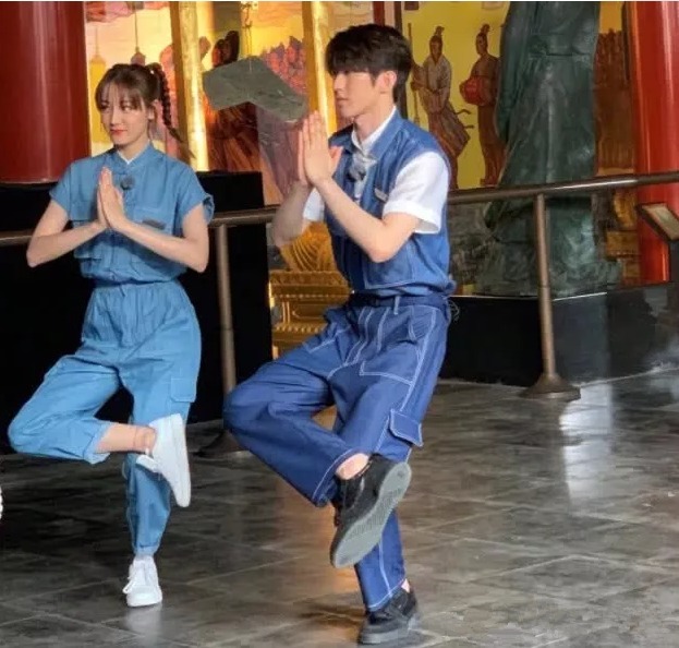 难以置信|网友偶遇蔡徐坤热巴录节目,没了美颜滤镜后,颜值让人难以置信!