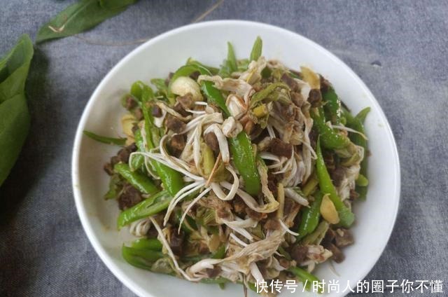 农村这野菜,见了抓一把,焯下水炒,清香爽口,嚼起来爽嫩好下饭