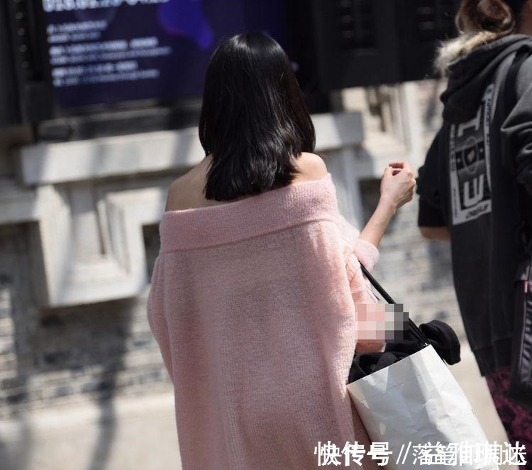 抹胸|街拍 粉色抹胸毛衣让美女成了镜头的焦点！