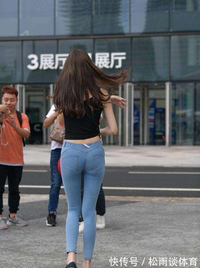 肩带 牛仔打底裤搭配白色上衣,拉长了腰线,散发出不同的韵味