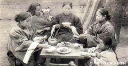 围堵|100年前富人的真实生活：一顿饭仅2个菜，地主婆上街被乞丐围堵
