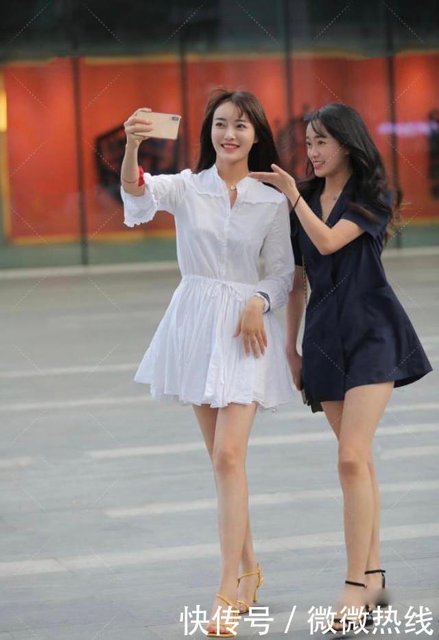 纯白色连衣裙穿出小仙女的既视感,黄色束脚鞋让脚型更完美