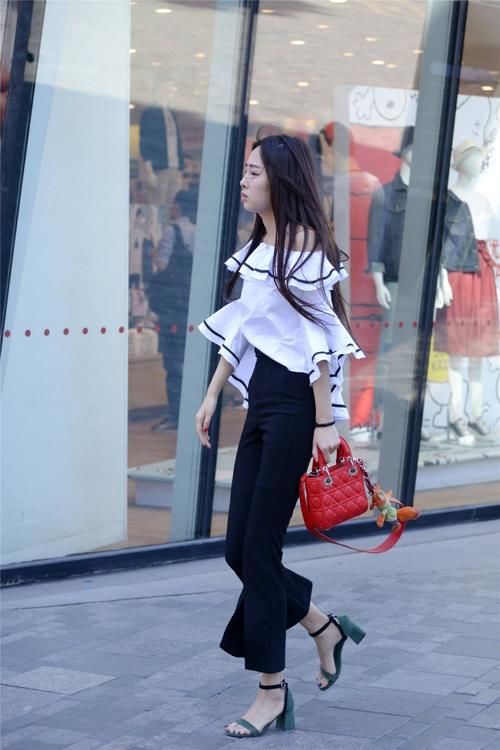 心花时尚秀:黑色九分高腰裤和白色一字肩,搭