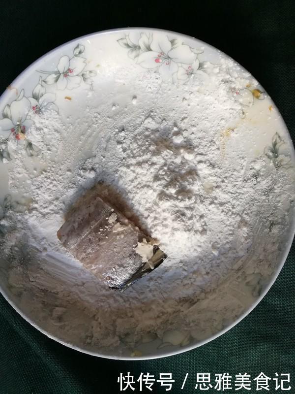 带鱼|煎带鱼,万万别再这样做了,用它上浆,肉嫩不破皮、还不粘锅!