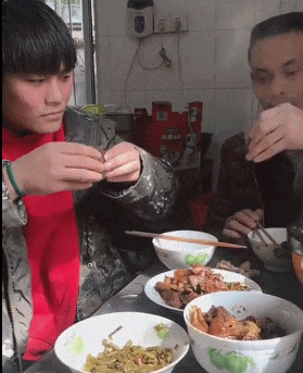 |搞笑gif:对于这种长着虎牙的妹子没有一点抵抗力,哈哈哈