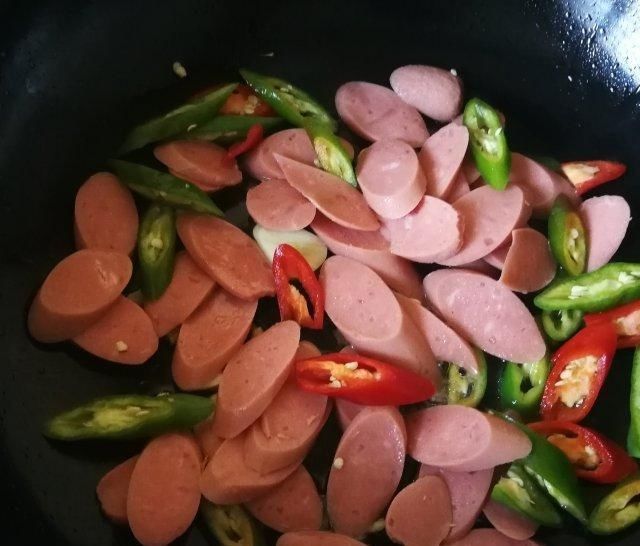 好极了|茴香球炒火腿肠,淡淡的茴香味儿,颇有点西芹的口感,味道好极了