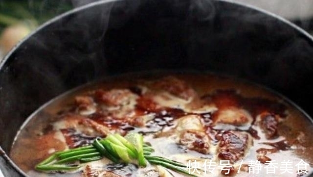 红烧排骨年糕做法,炒糖色有窍门,色泽诱人超入味