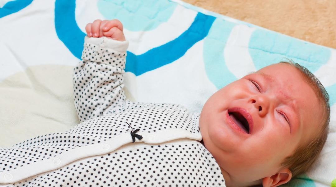 宝妈|哄宝宝睡觉一放床上就哭?爸妈只需学会这一招,宝宝入睡特别快!