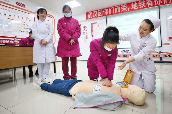 湖北省人民医院|5名“跪地天使”全找到了，被授予“地铁好乘客”的你们是武汉的骄傲