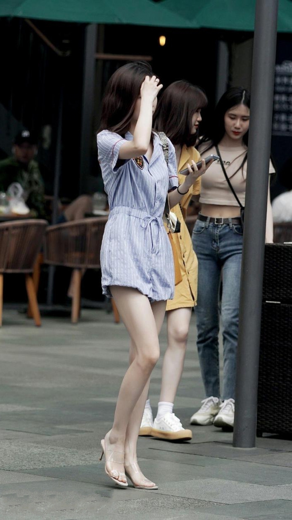 路人街拍,美女穿蓝色格纹的短袖衬衣,显得很清凉个性