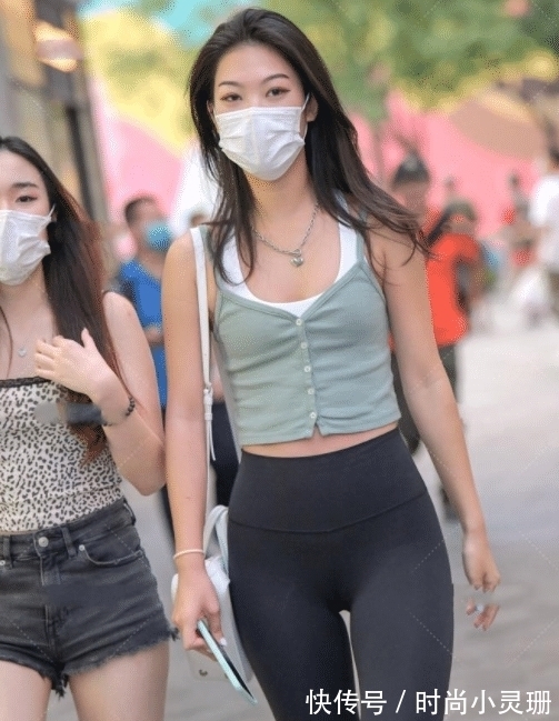 时尚 淡绿色上衣搭配黑色瑜伽裤,青春时尚,运动风十足