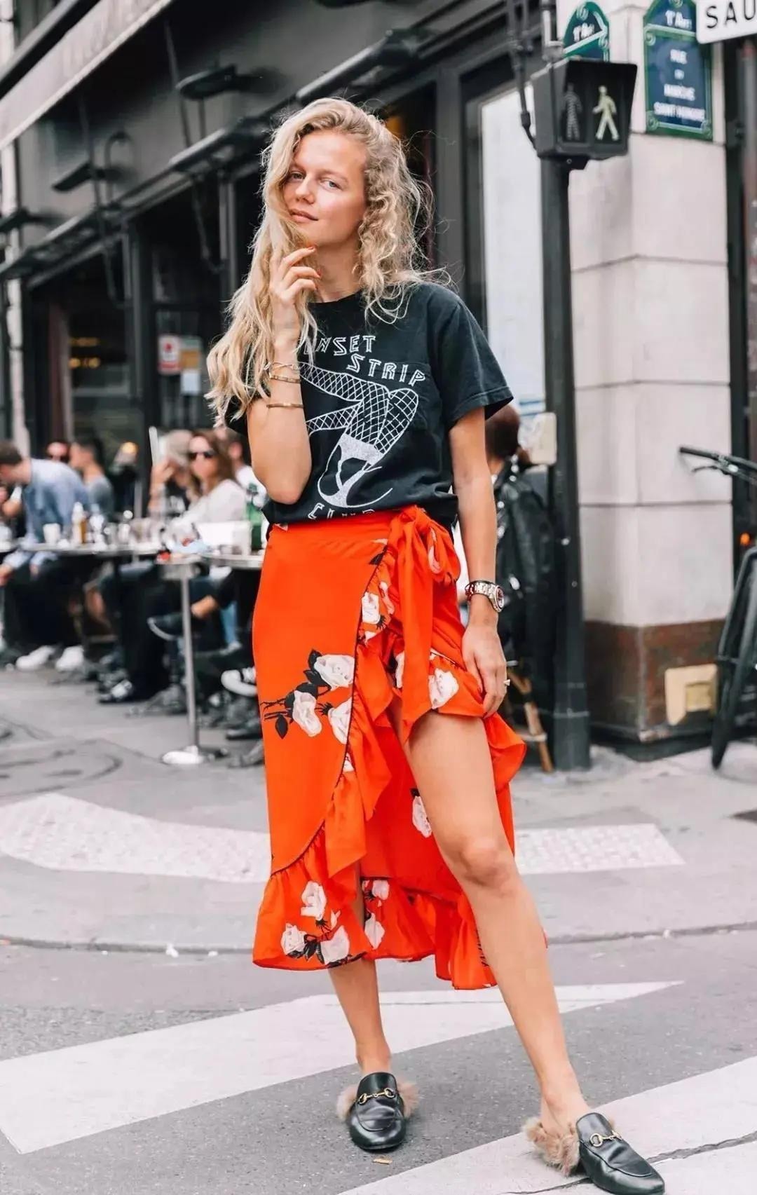 洋气|马伊琍的私服穿搭太聪明了,黑T恤搭配印花裙减龄显嫩,显瘦洋气