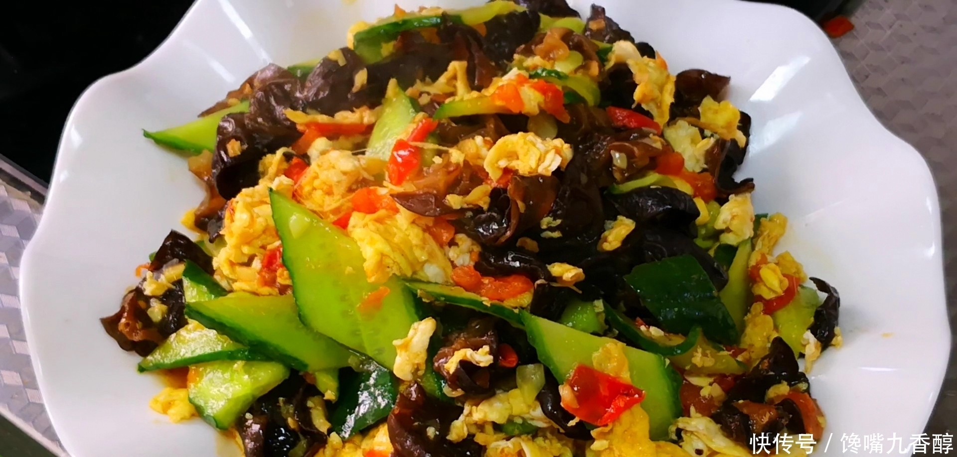 炒木耳时,总是“噼里啪啦”响?牢记4点,木耳不炸锅香脆更好吃