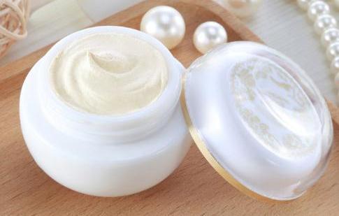 毛孔粗大别打美容针,早晚擦这3个“国货”,收缩毛孔又美白