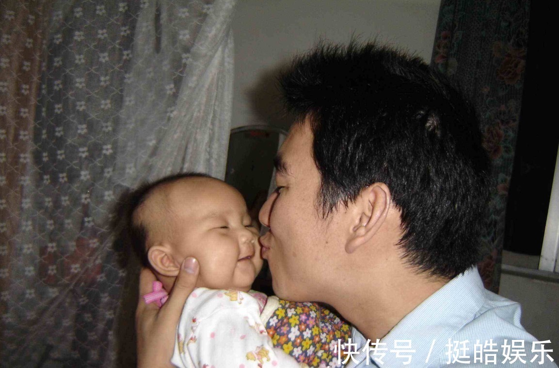 爸爸|高颜值长腿爸爸,遛娃照一夜走红,网友:妈妈好福气