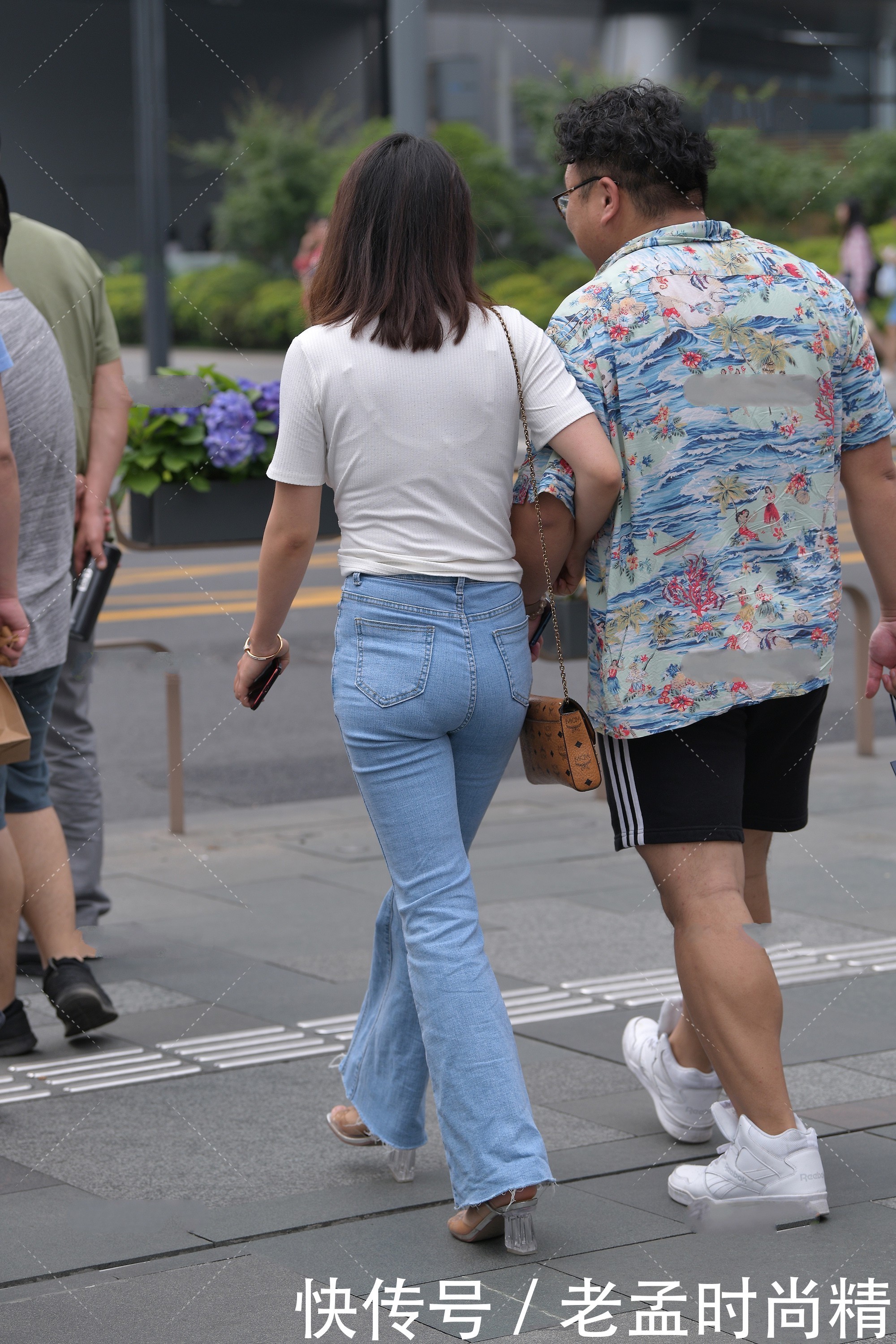  浅色|街拍：白色短袖搭配蓝色直筒裤,浅色搭配显得整个人很年轻