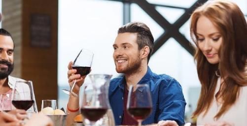 总爱喝酒的人,身体若出现此6种异常表现,占一个,就要戒酒了