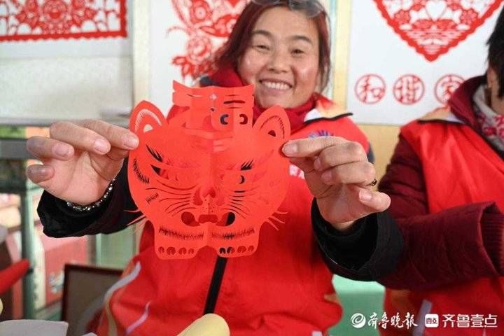 荣成@喜庆呆萌，荣成村民剪刀剪出虎年吉祥