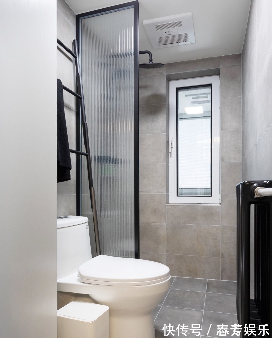 阳台上|独居女孩的精致生活:阳台装浴缸、卧室衣帽间,36平小家样样不少