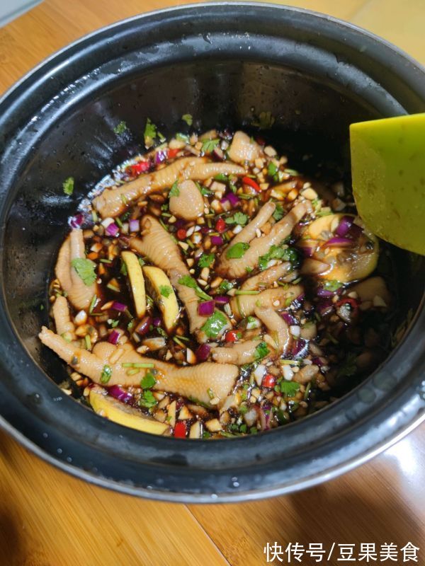 酸辣鸡爪走起，简单又好吃，吃货来收藏哦