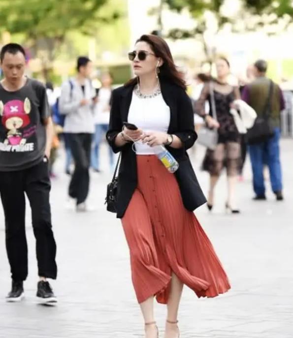 街拍:语笑嫣然的美女,白色上衣配蓝色牛仔裤,时尚唯美气质