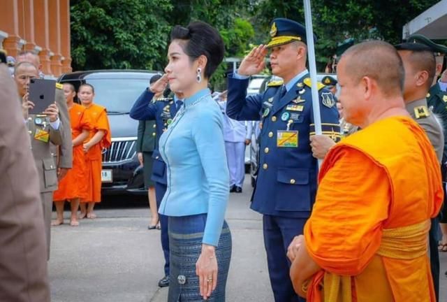 诗妮娜|诗妮娜受诗丽吉宠爱，把年轻时的首饰赠与她，苏提达的首饰露寒酸