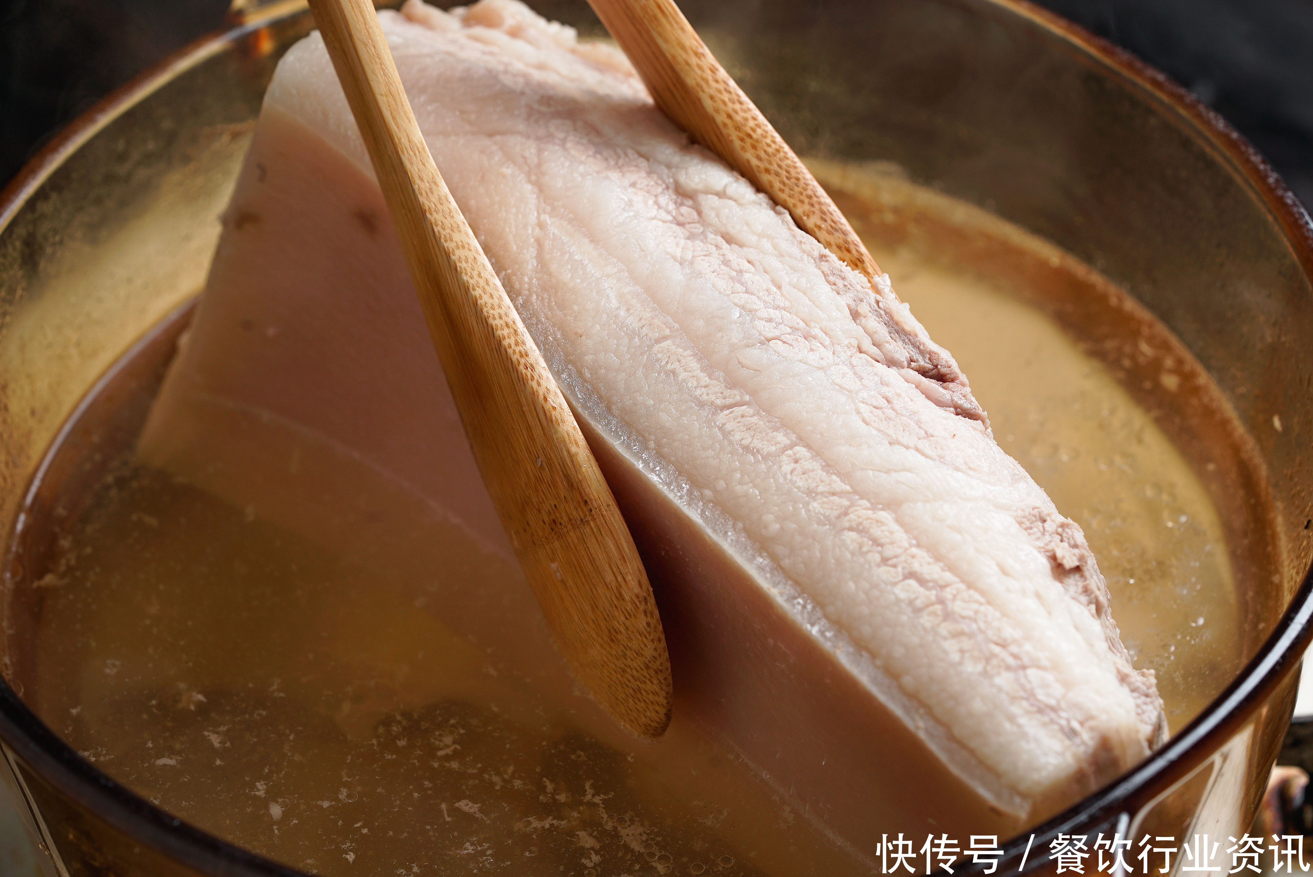  软烂|红烧肉的升级版东坡肉，绝对挑战你的味蕾！