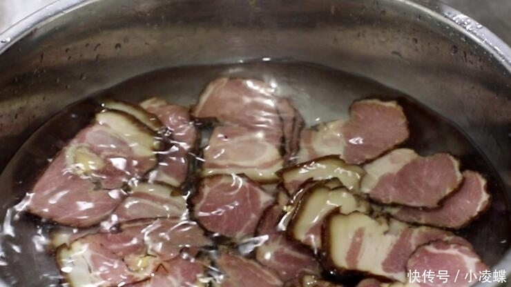 炒腊肉很多人少一步,掌握一点,成菜咸香下饭,软嫩不发柴