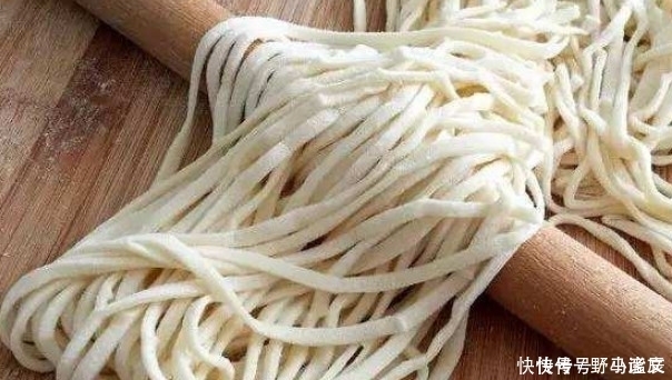 做手擀面时,万万不要再用水和面了!换成它,面条更嫩滑,更筋道