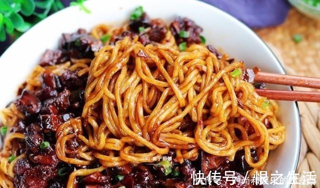 黄豆酱|夏天这样做面条，做一锅不够吃，酱香浓郁，面条劲道，好吃到舔盘