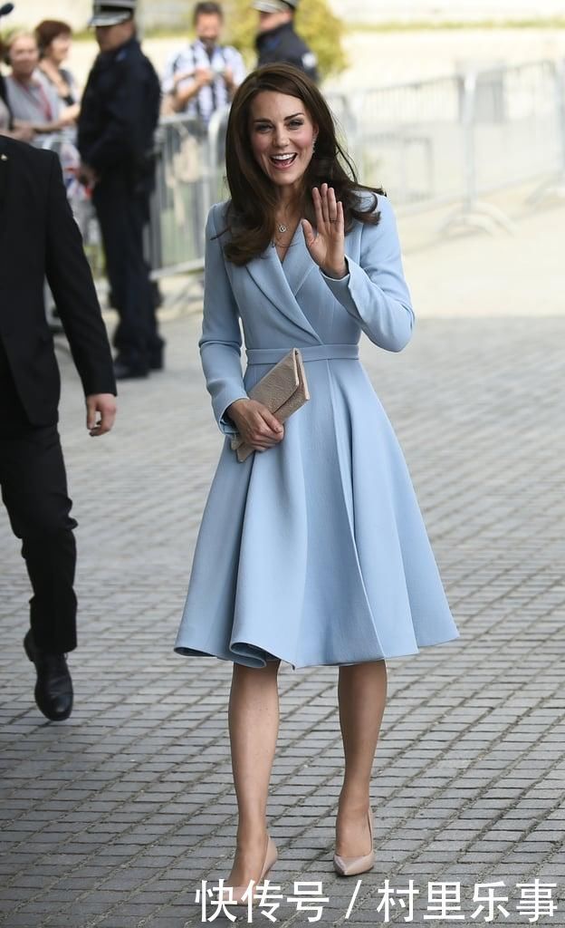 凯特王妃“正装”不一般天蓝色连衣裙气质优雅,还十分高级呢