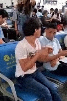 |搞笑GIF:发现武林高手了!这一脚让我从此踏上了不归路