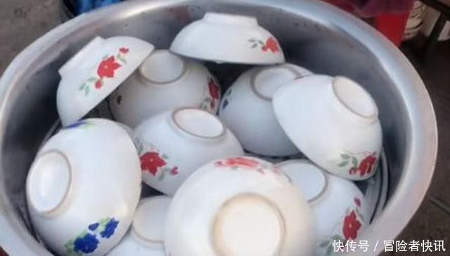 锅盖|大妈街边卖小吃,3元2个,打开锅盖竟是一堆碗,翻开后原来是它