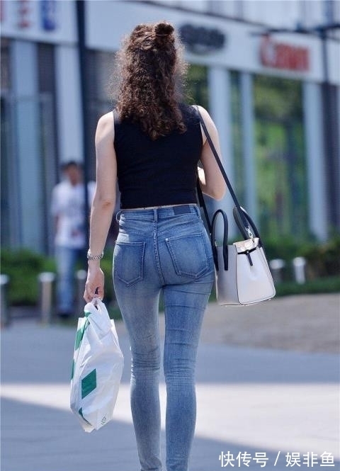 显瘦 经典款的紧身牛仔裤，穿起来永不过时，让时尚发挥到极致！