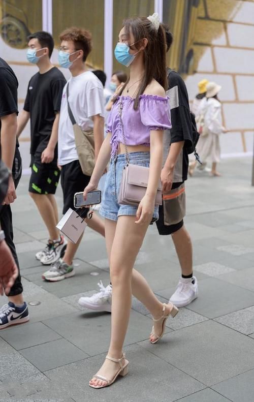 路人街拍，小姐姐可盐可甜，身材匀称紧致，很是迷人