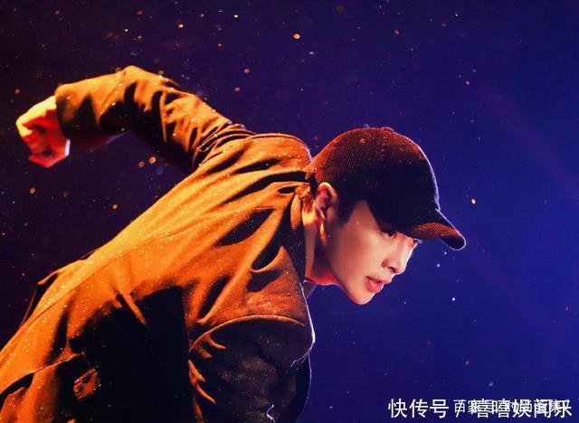 黑色t恤 又帅又奶,造型百变,这档综艺里的张艺兴帅气值满分