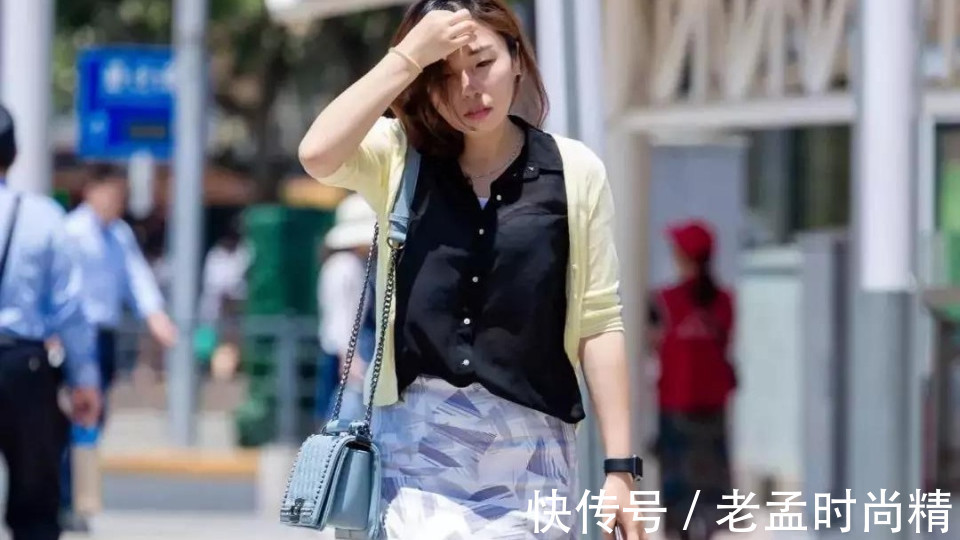 性感|街拍: 简约的装扮但穿出不一样的美, 性感妩媚迷人的成熟美少妇!