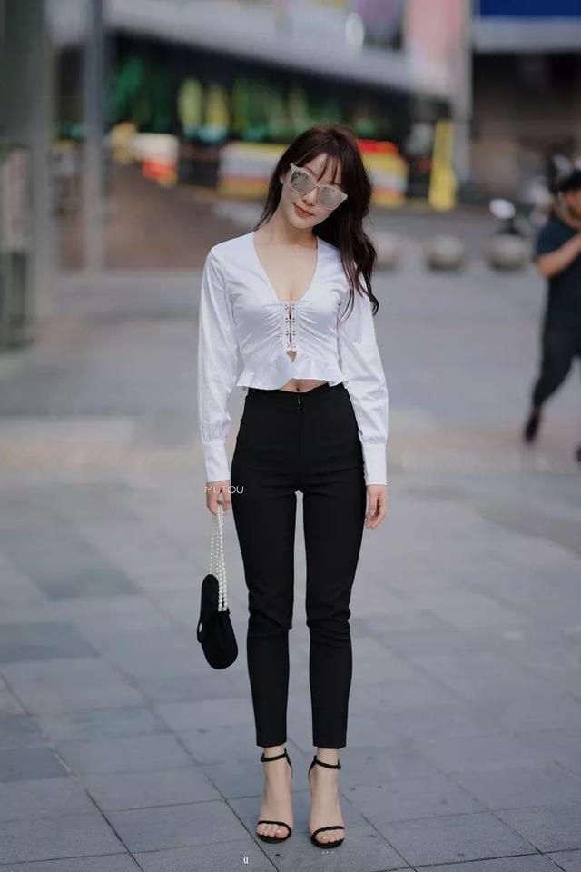 高跟鞋|小姐姐身穿个性无袖连衣裙，脚踩尖头高跟鞋鞋，看上去优雅又时尚