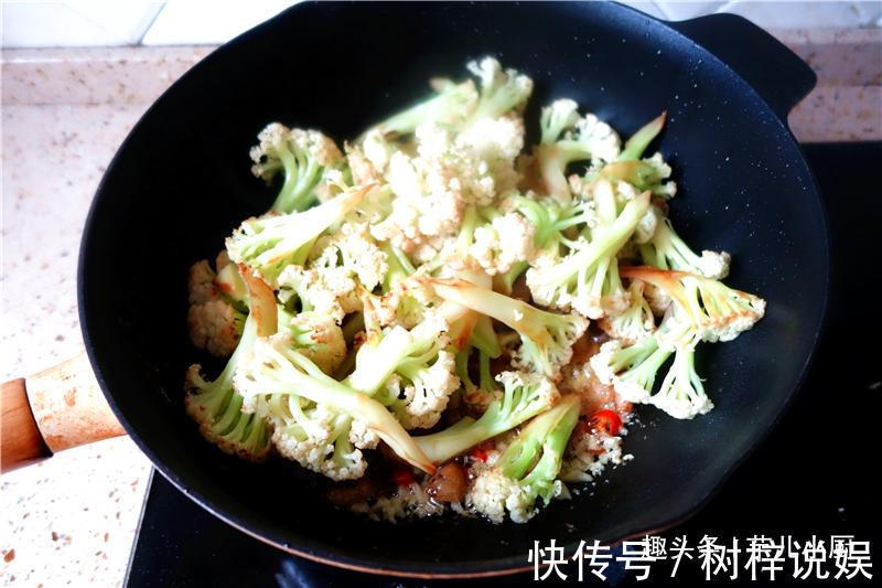 花菜别直接下锅炒，多一步，脆嫩可口，比肉还香，好吃又下饭