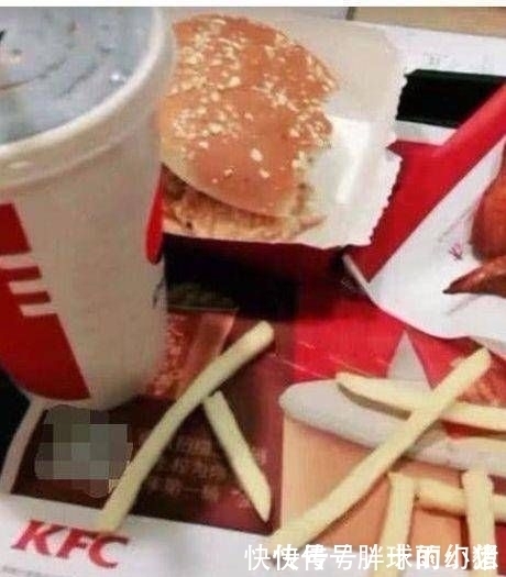 中途|小伙一人去肯德基吃饭,中途想上厕所,一个做法服务员没收走盘子