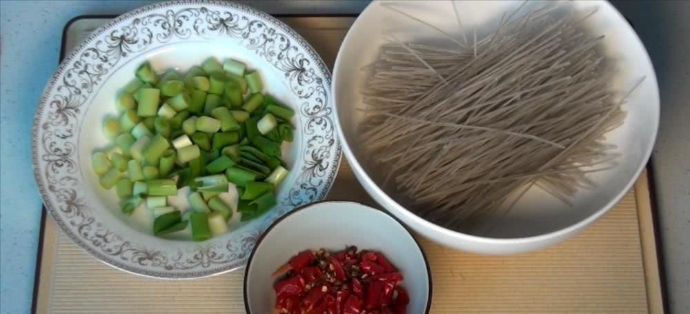 家常菜|豆芽炒粉条,地道家常菜,教你一个小技巧,豆芽入味,越嚼越香