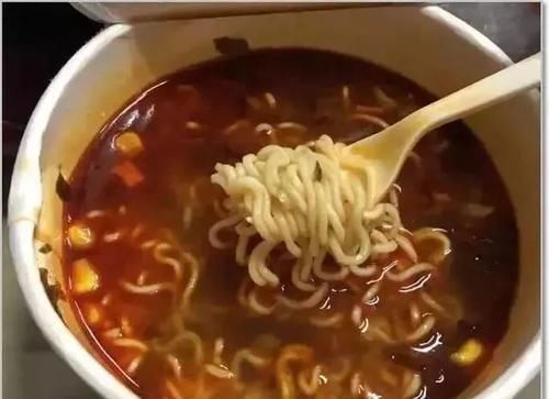 美食|长肉超“狠”的4种主食,泡面不是首位,这个美食也容易让你变胖