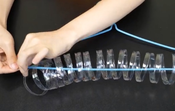 矿泉水瓶子别再扔了,剪一刀套在衣架上,解决了家家户户的大难题