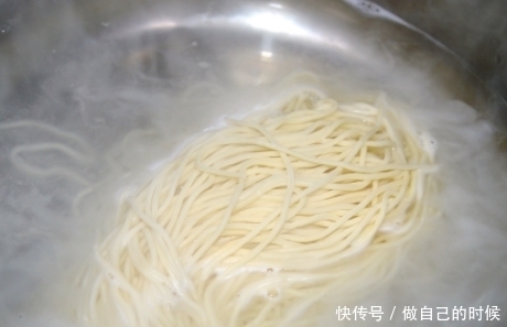 万能葱油配方来了,牢记“1葱1酱2香料”,过年炒菜调馅做啥都香