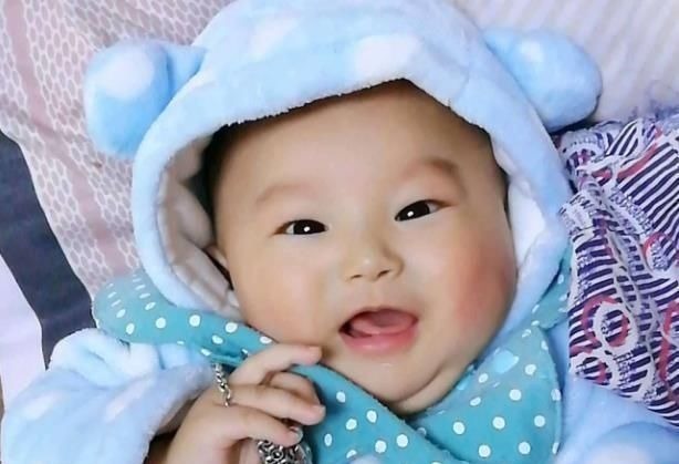 小宝宝|为什么小宝宝都喜欢吃手指?不同月龄,原因不同,妈妈要清楚