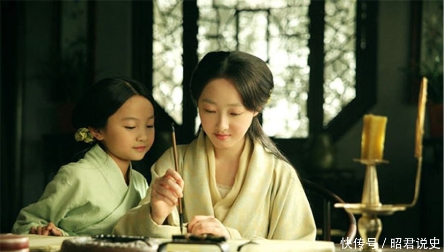 女子出上联:“面对面吃面”,和尚马上对下联,女子听后又羞又气