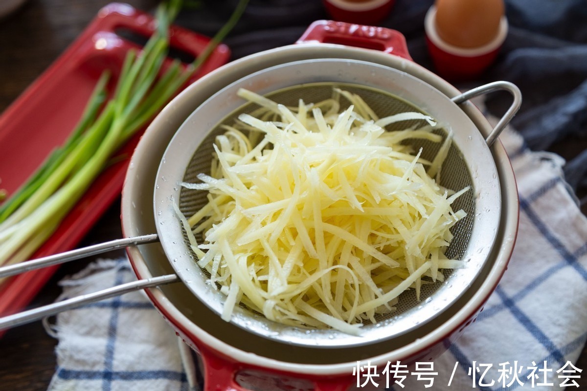 肉香|土豆不要炒着吃了，加上鸡蛋简单一做，吃着比肉香